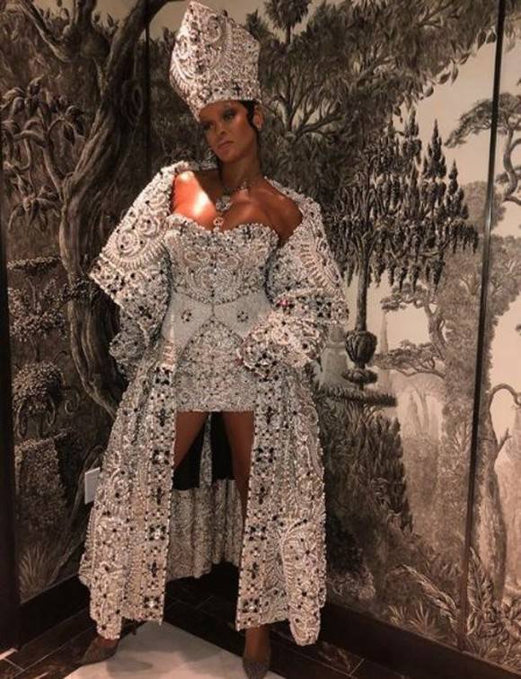 El Polémico Look de Rihanna en el Met Gala