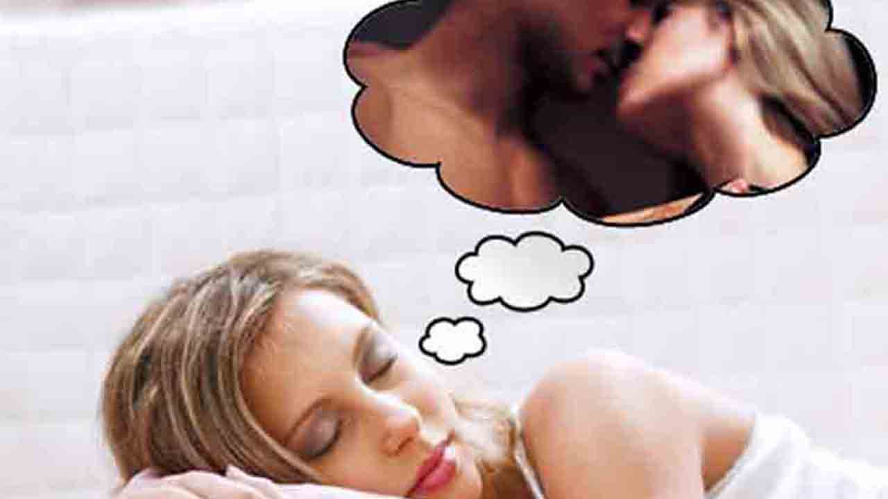 Hablamos con expertos para averiguar qué significa realmente el sueño sexual