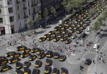 El taxi de Barcelona convoca un paro total para enero Los taxistas de Barcelona duermen en La Gran Vía