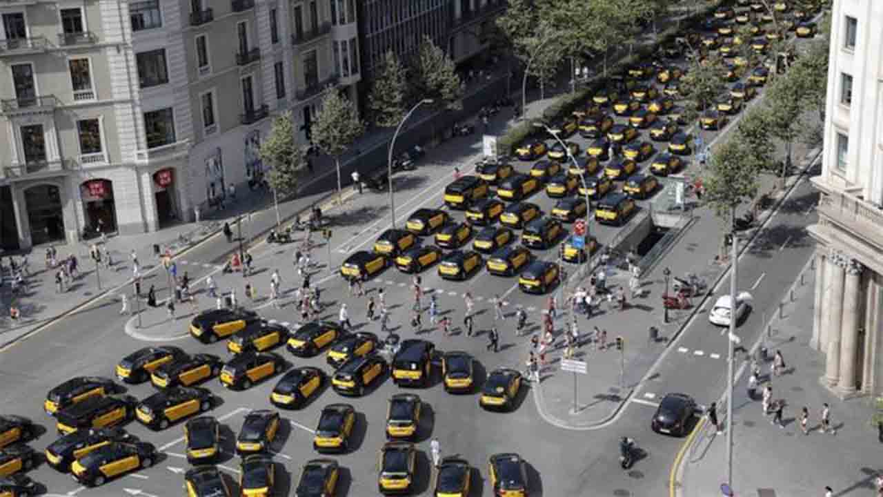 Los taxistas de Barcelona duermen en La Gran Vía