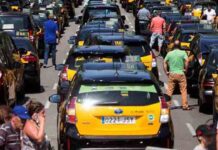 Los taxistas de Barcelona pasan la segunda noche durmiendo en la calle Los taxistas de Barcelona duermen por segunda noche consecutiva en la calle