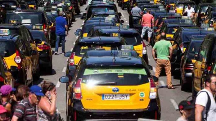 Los taxistas de Barcelona duermen por segunda noche consecutiva en la calle