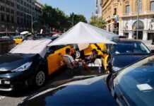 Los taxistas pasan la tercera noche durmiendo en la calle Los taxistas pasan la tercera noche durmiendo en la calle