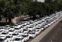 Los taxistas ven insuficiente para desconvocar el paro lo ofrecido por Fomento Los taxistas ven insuficiente para desconvocar el paro lo ofrecido por Fomento hasta ahora