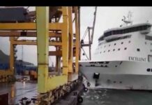 Un barco tira una grua y provoca un incendio en Barcelona