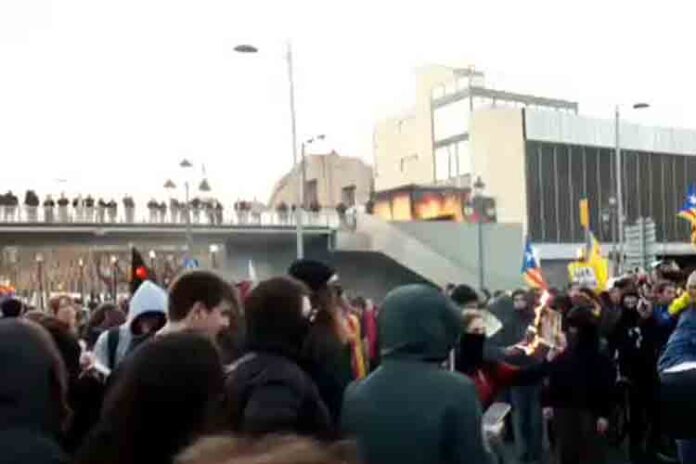 Los CDR cortan la Plaza de España en Barcelona