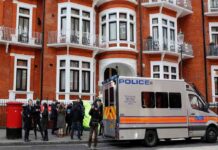 Julian Assange de WikiLeaks arrestado en Londres Julian Assange de WikiLeaks arrestado en Londres