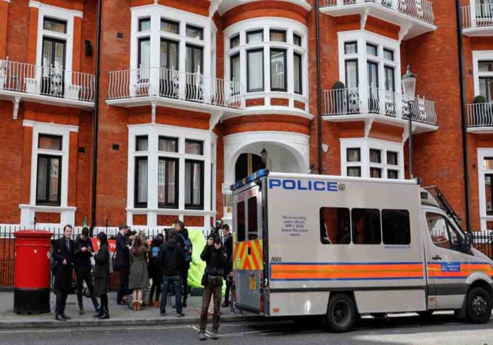 Julian Assange de WikiLeaks arrestado en Londres