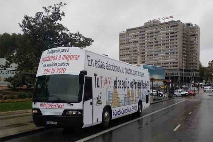 Los taxistas de Madrid fletan un bus para pedir el voto
