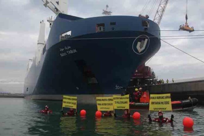 Un barco saudí con armamento abandona el puerto de Santander