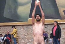 Un hombre desnudo actúa en la tumba de Dalí Un hombre desnudo actúa en la tumba de Dalí
