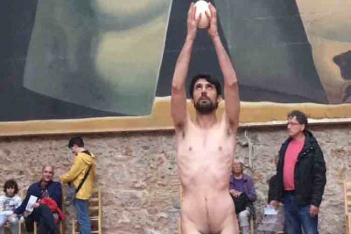 Un hombre desnudo actúa en la tumba de Dalí