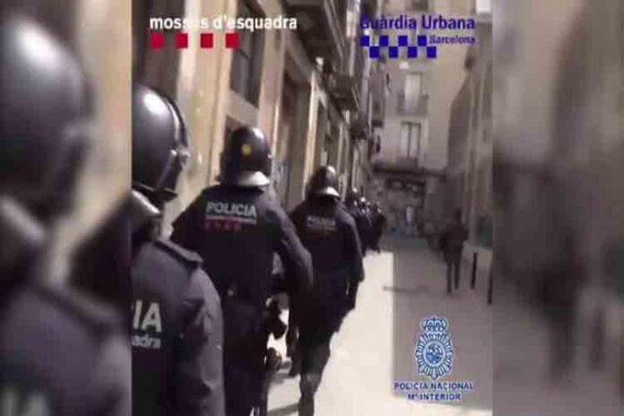 Macrooperación en el Raval de Barcelona contra una red de lateros traficantes