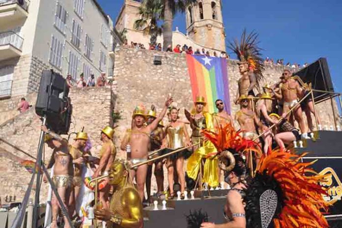 Miles de asistentes en el Sitges Gay Pride 2019