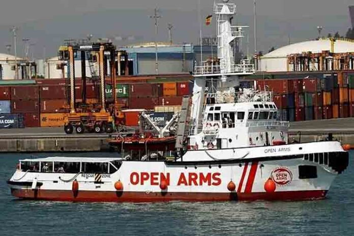 Open Arms encuentra un bote con cuarenta migrantes a la deriva