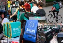 Deliveroo, Uber y Glovo hostigan a los políticos para cambiar las leyes Deliveroo, Uber y Glovo hostigan a los políticos para cambiar las leyes