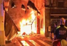 Arde un adorno de la calle de la Libertad de las fiestas de Gràcia Arde un adorno de la calle de la Libertad de las fiestas de Gràcia