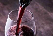 Beber vino tinto con moderación sería bueno para los intestinos Beber vino tinto con moderación sería bueno para los intestinos