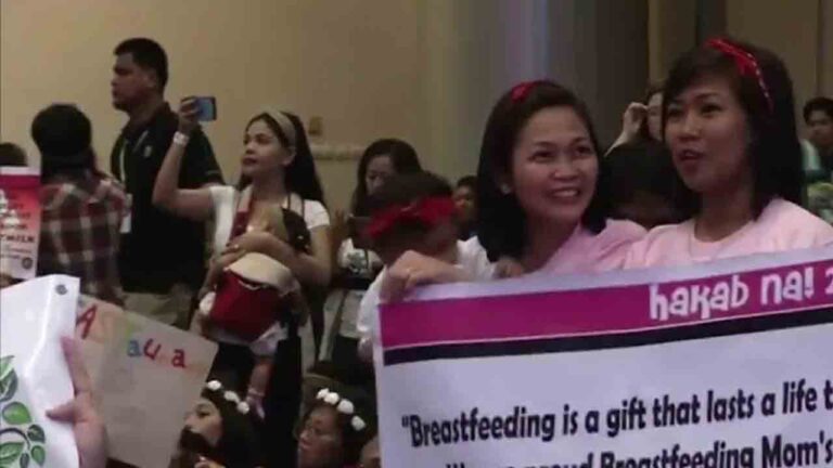 Concentración de madres en filipinas para reivindicar la lactancia materna