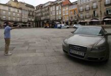 El alcalde de Ourense subastará el coche oficial para viajar en taxi El alcalde de Ourense subastará el coche oficial para viajar en taxi