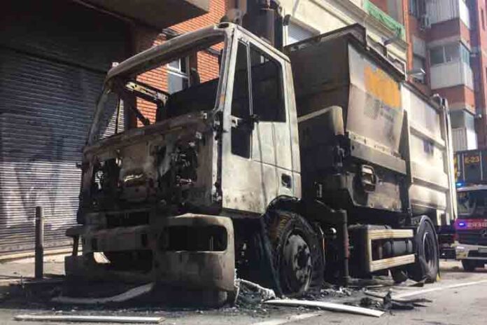 Explota un camión de la basura en Horta-Guinardó