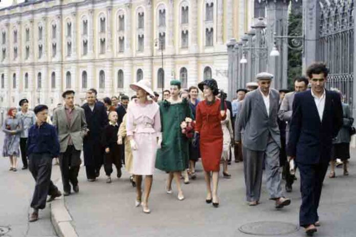 Las modelos Dior en las calles del Moscú soviético en 1959