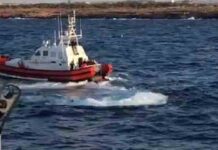 Un migrante del Open Arms se lanza al mar para llegar a Lampedusa Un migrante del Open Arms se lanza al mar para llegar a Lampedusa