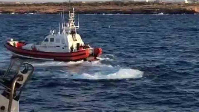 Un migrante del Open Arms se lanza al mar para llegar a Lampedusa