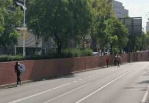 Una fuga de manteros obliga a cortar la Ronda Litoral Una fuga de manteros obliga a cortar la Ronda Litoral