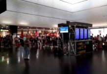 Largas colas en la terminal 2 del Aeropuerto de Barcelona