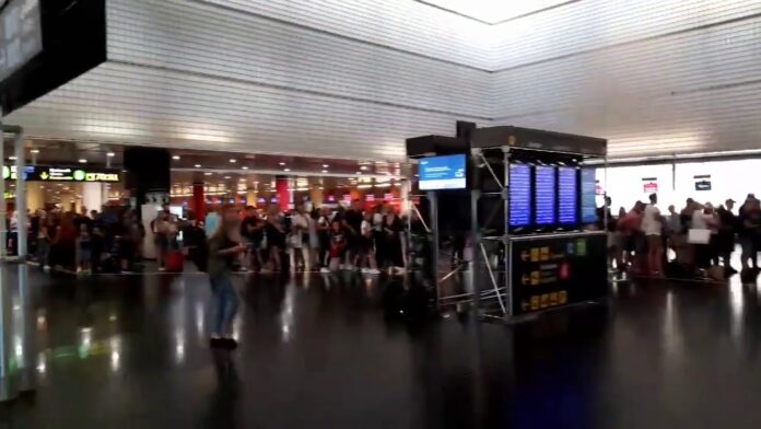 Largas colas en la terminal 2 del Aeropuerto de Barcelona
