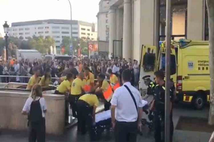 Apuñalan en el cuello a un menor en Plaza de Catalunya de Barcelona