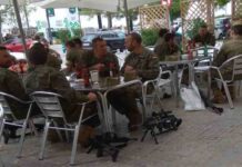 Defensa investigará a los legionarios que bebían armados Defensa investigará a los legionarios que bebían armados