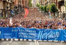 Miles de manifestantes apoyan a los acusados por el «frente de makos» Miles de manifestantes apoyan a los acusados por el "frente de makos"