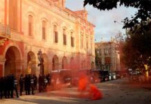 Tensión a las puertas del Parlament entre manifestantes y mossos Tensión a las puertas del Parlament entre manifestantes y mossos