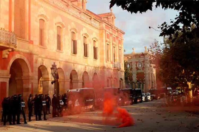 Tensión a las puertas del Parlament entre manifestantes y mossos