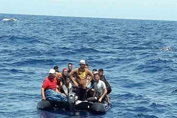 Un barco francés rescata a 18 inmigrantes de una patera en Cabrera