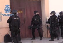 La Policía detiene a 20 aluniceros que robaban en tiendas de telefonía