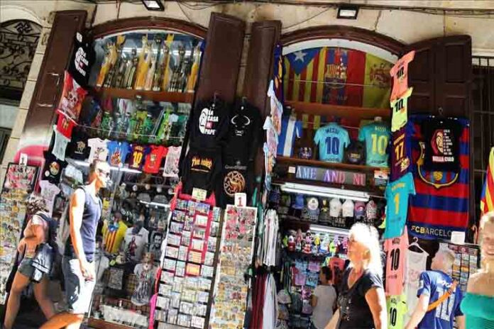 30 tiendas de Barcelona expedientadas por irregularidades en la venta de souvenirs