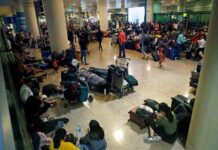 Cientos de personas pasan la noche en el aeropuerto de Barcelona por las cancelaciones Cientos de personas pasan la noche en el aeropuerto de Barcelona por las cancelaciones