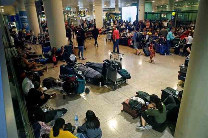 Cientos de personas pasan la noche en el aeropuerto de Barcelona por las cancelaciones