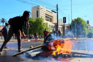 El toque de queda se extiende en Chile a medida que aumenta el número de muertos