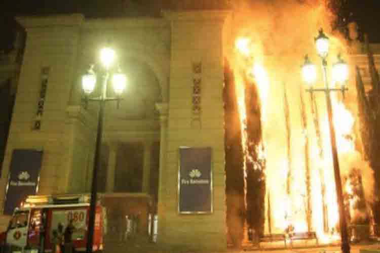 Arde Barcelona: Incendios y barricadas en el centro de la ciudad