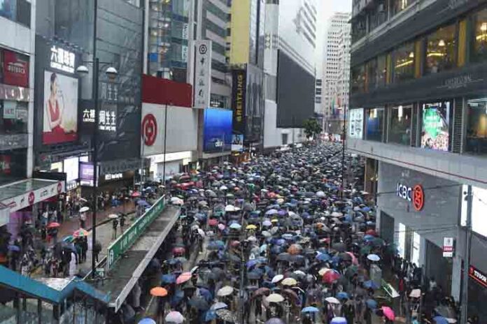 Hong Kong entra en recesión mientras siguen las protestas en la calle