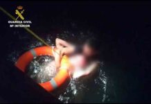 La Guardia Civil rescata a un hombre que se estaba ahogando en el puerto de Barcelona La Guardia Civil rescata a un hombre que se estaba ahogando en el puerto de Barcelona