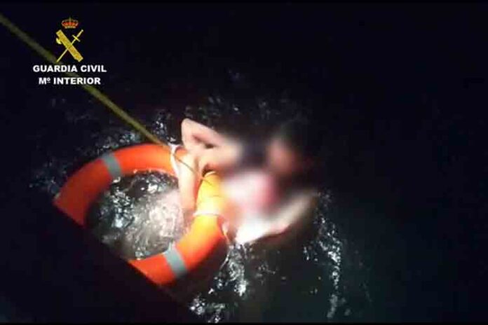 La Guardia Civil rescata a un hombre que se estaba ahogando en el puerto de Barcelona
