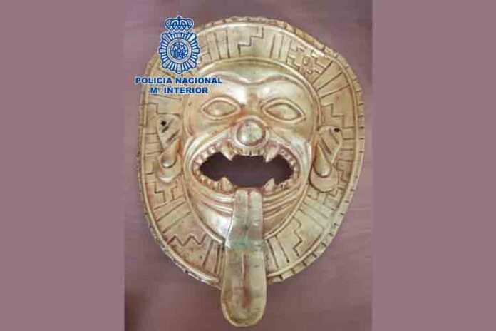 La policía recupera una máscara de oro de Tumaco expoliada en Colombia