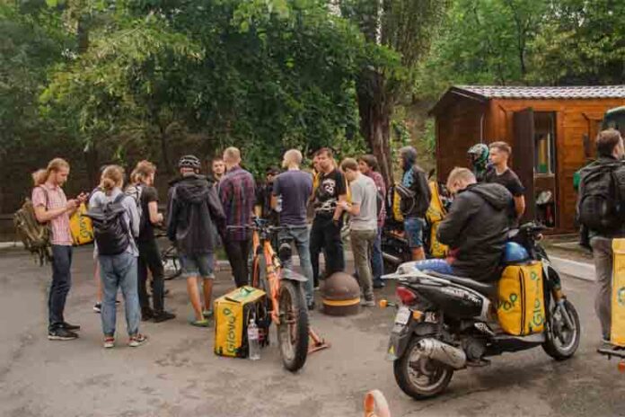 Los Riders de Ucrania buscan inspirarse en España contra la precariedad