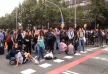 Los estudiantes cortan la Avenida Diagonal de Barcelona Los estudiantes cortan la Avenida Diagonal de Barcelona