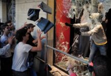 Los violentos comienzan a saquear las tiendas de Barcelona Los violentos comienzan a saquear las tiendas de Barcelona